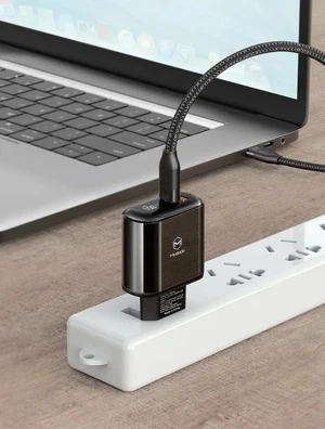 Mcdodo CH-7170 20W 1xUSB 1xType-C Girişli LED Göstergeli Şarj Adaptörü Siyah - Görsel 6